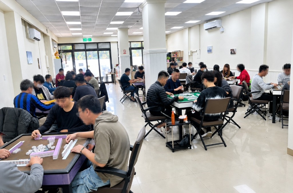 汪汪旺桌遊休閒館室內空間實景，明亮寬敞的包廂走道與舒適桌距